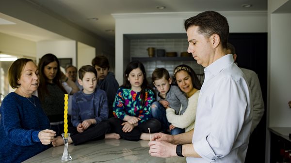 A family prepares for Havdalah.