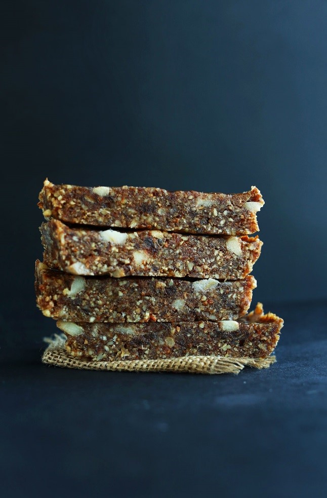 Copycat Apple Pie Larabars! 8 ingredients, SO simple, naturally sweet, and delicious! #vegan #minimalistbaker